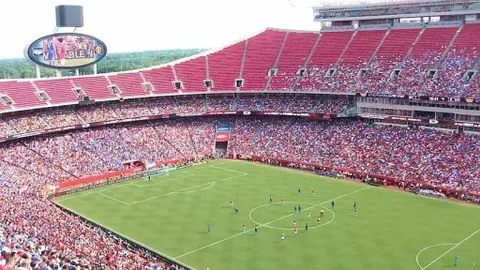 巴萨4-1赫罗纳领跑积分榜，莱万梅开二度，亚马尔制造乌龙并击中门框